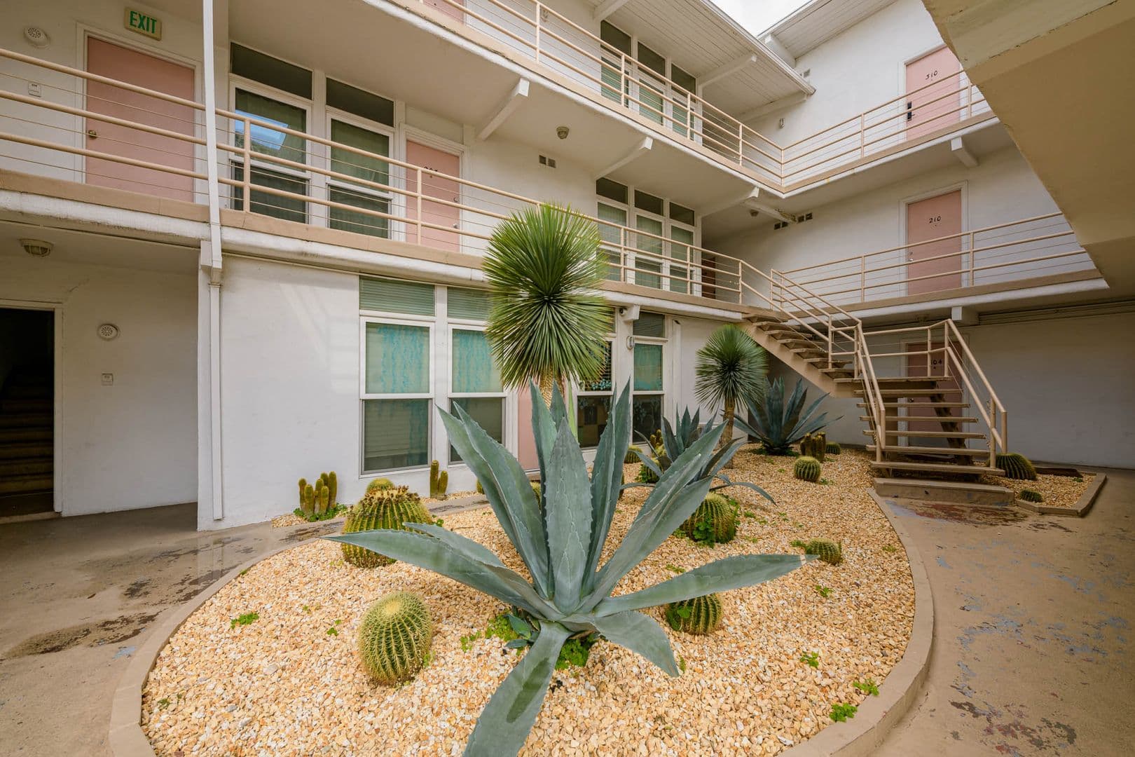 Los Angeles Apartment: 6871 Franklin Ave