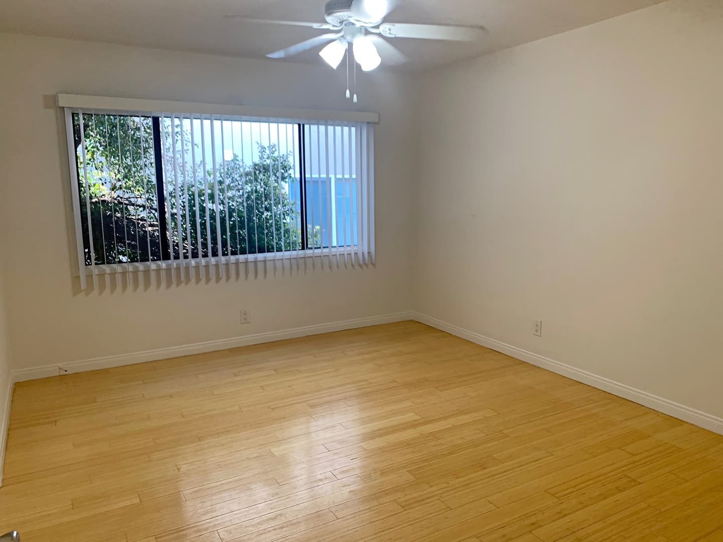 Los Angeles Apartment: 2589 S. Sepulveda Blvd