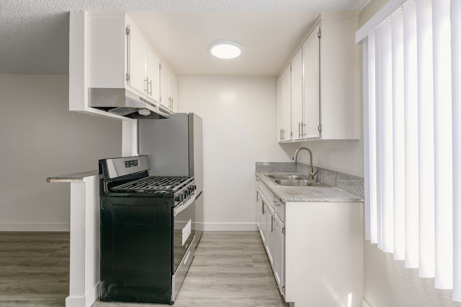 Van Nuys Apartment: 6861 Sepulveda Blvd