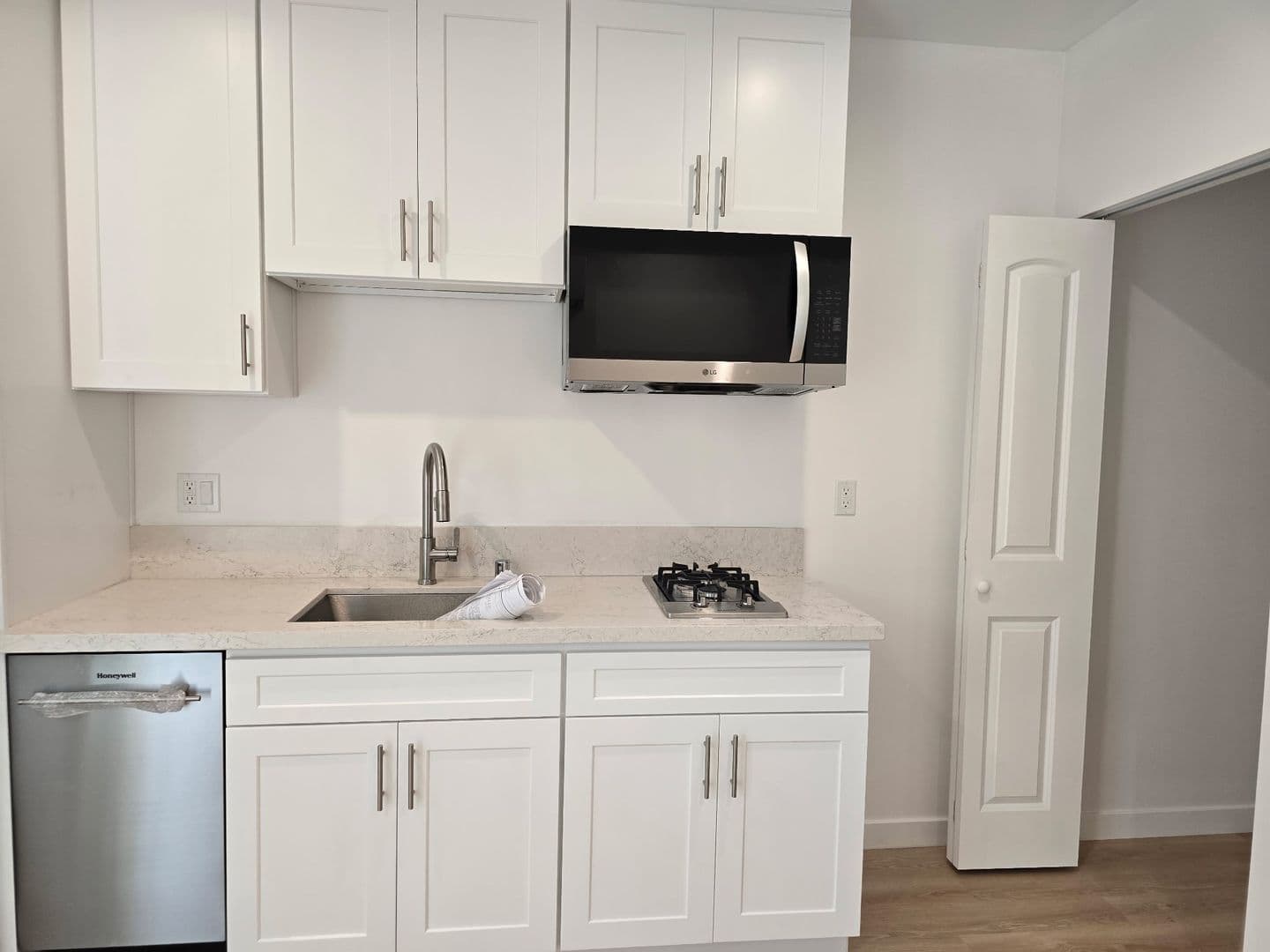 Los Angeles Apartment: 3721 Mentone Ave