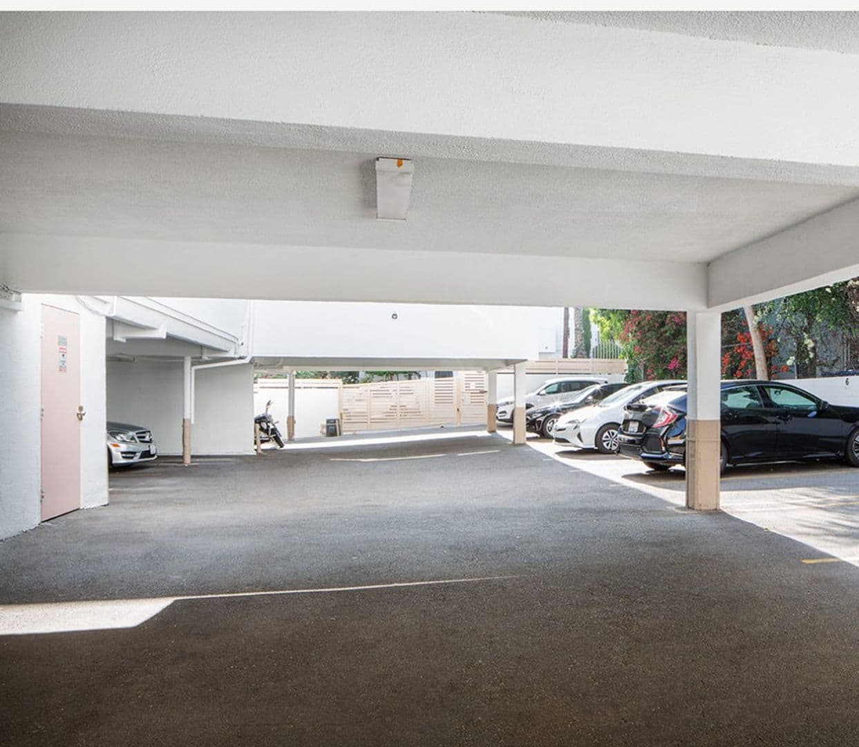 Los Angeles Apartment: 6871 Franklin Ave