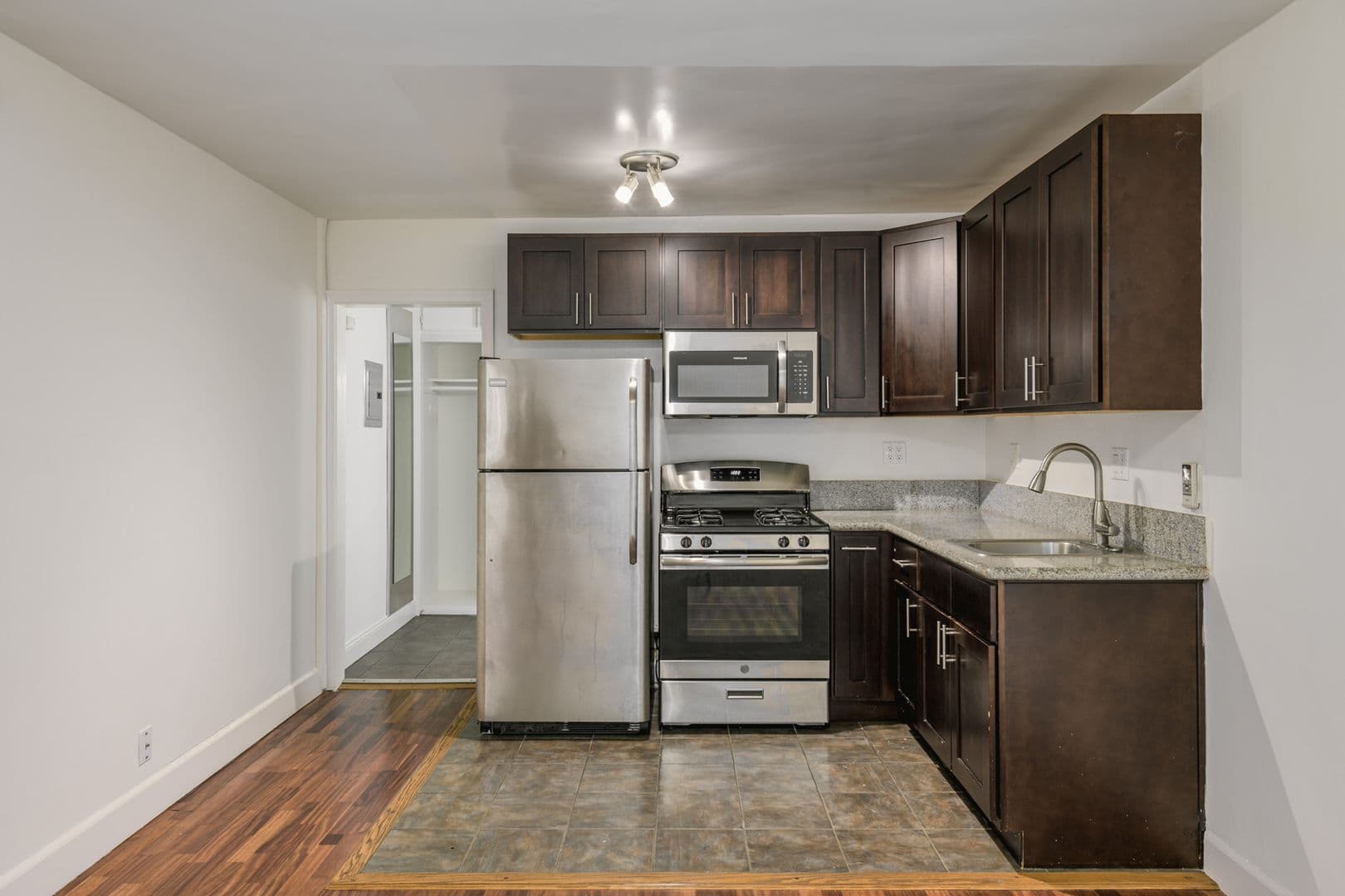 Los Angeles Apartment: 6871 Franklin Ave