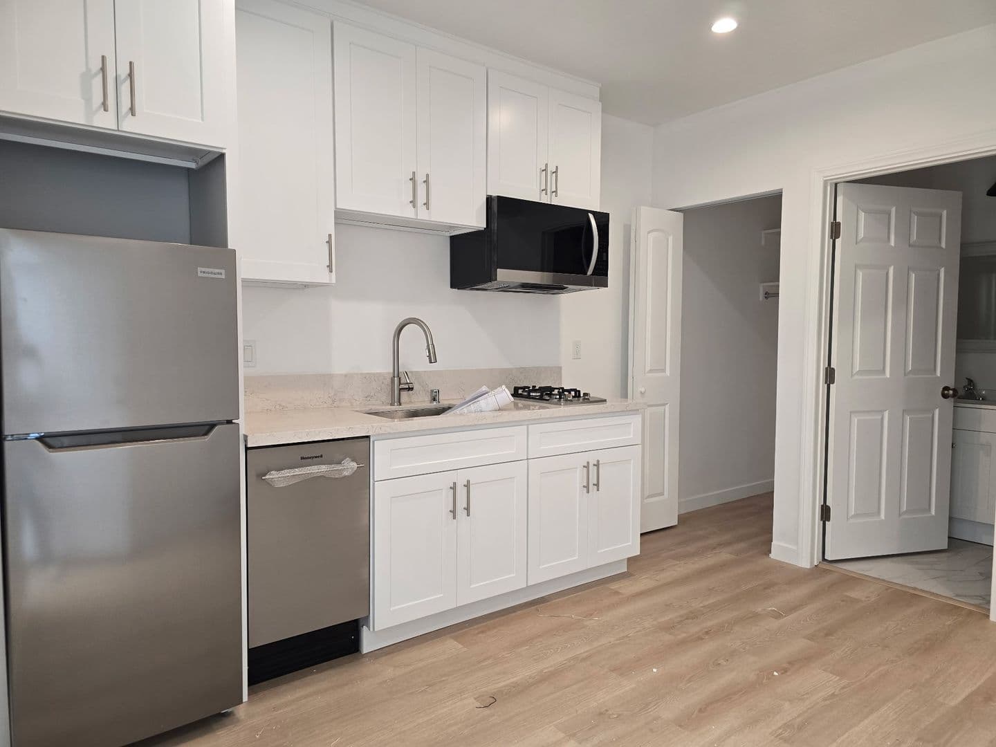 Los Angeles Apartment: 3721 Mentone Ave