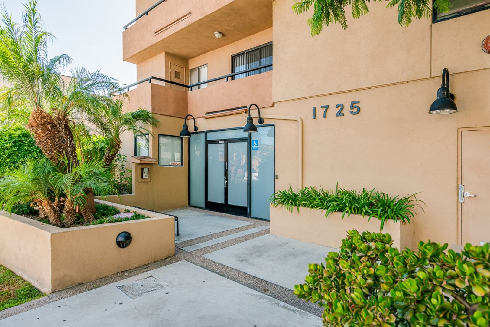 Burbank Apartment: 1725 Grismer Ave