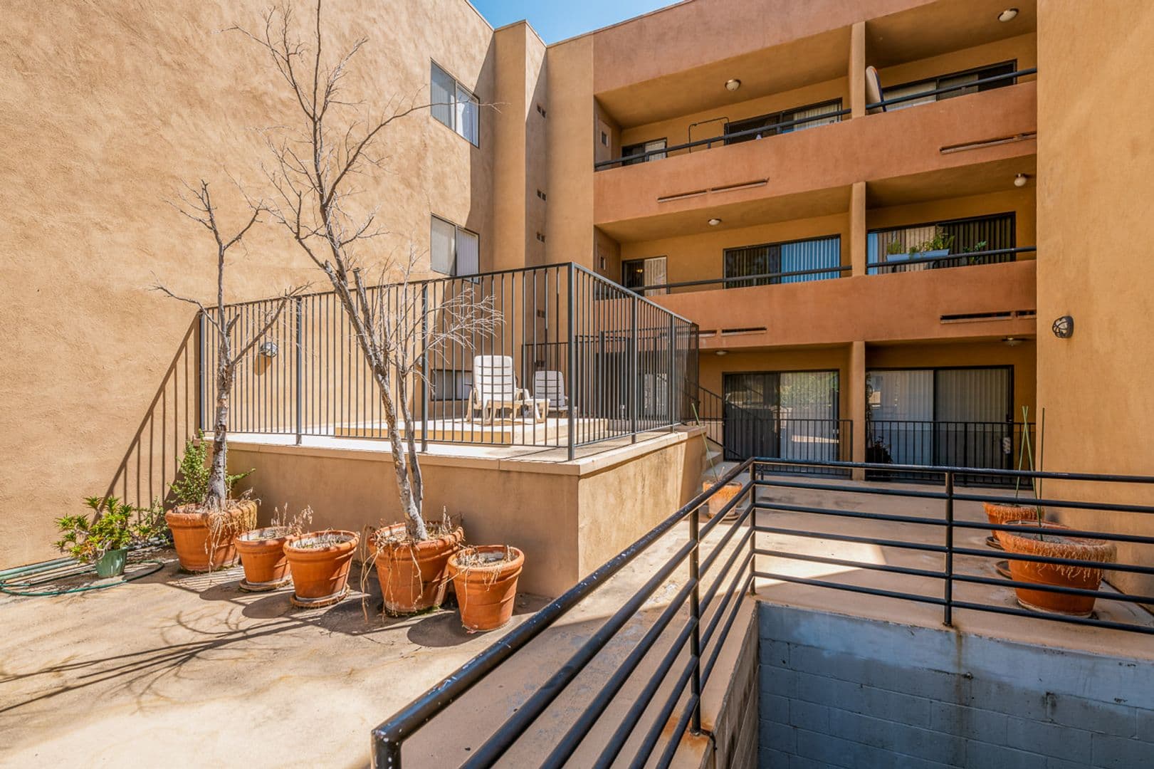 Burbank Apartment: 1725 Grismer Ave