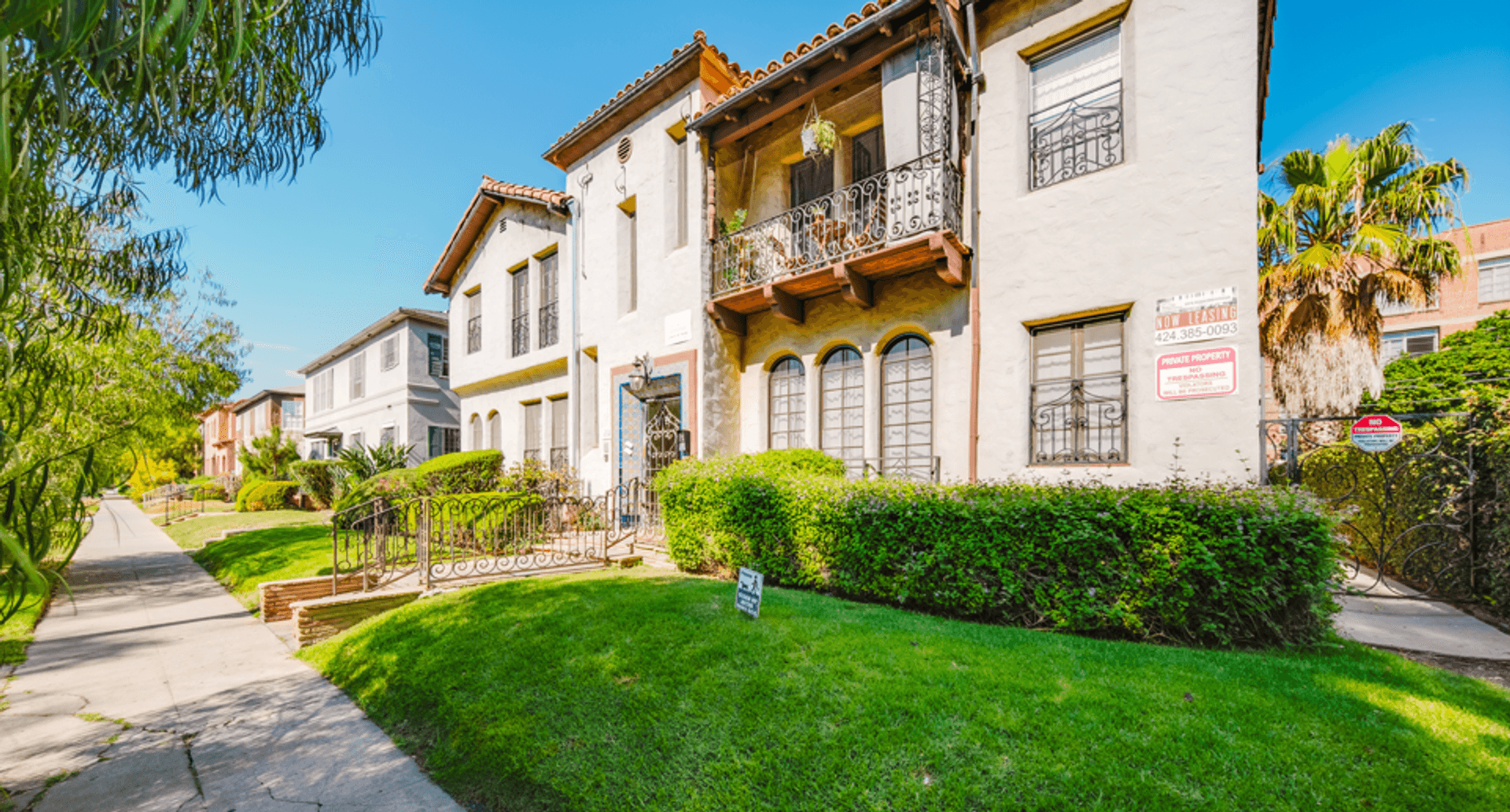 Los Angeles Apartment: 654 S Dunsmuir Ave