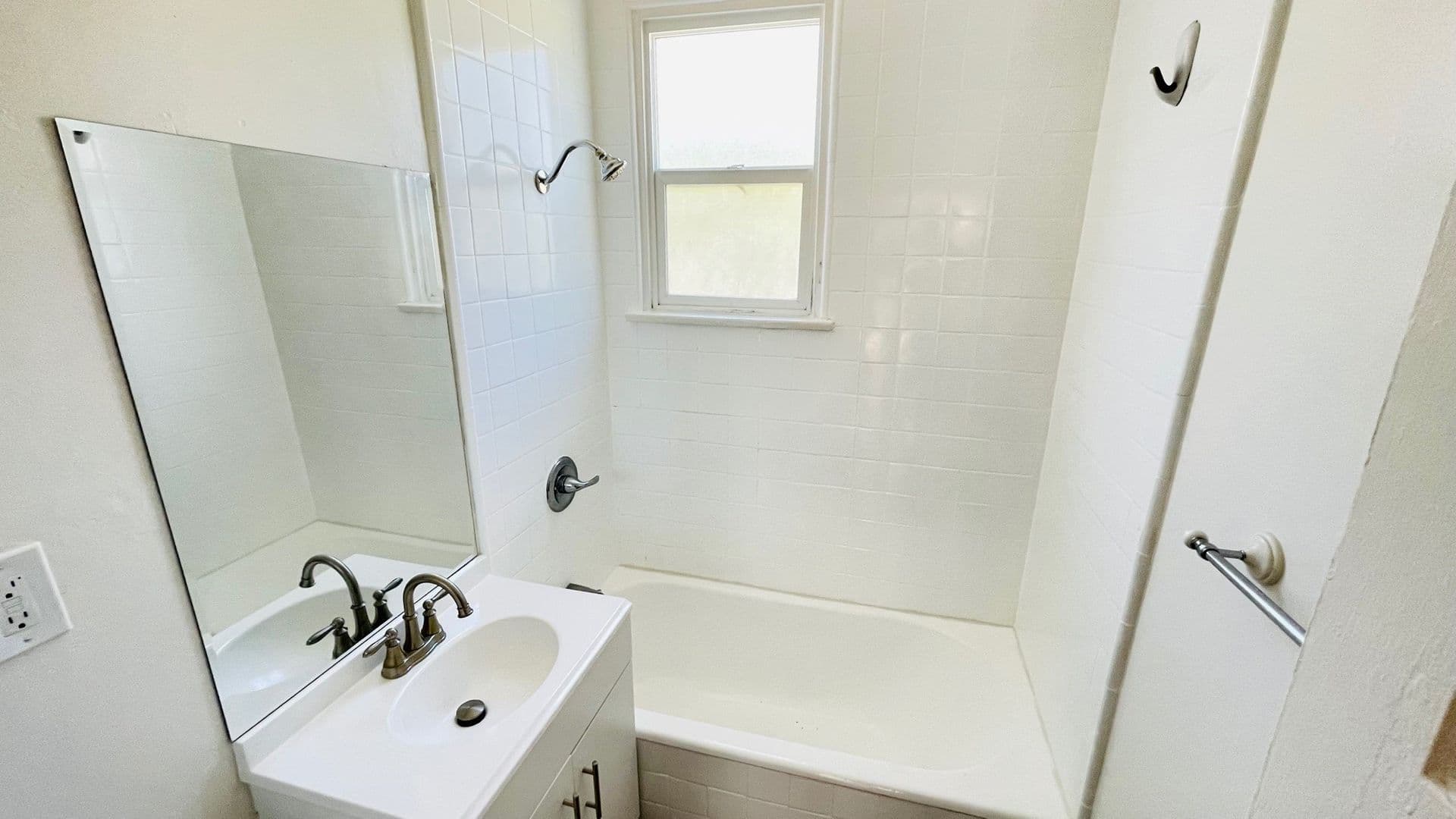 Beverly Hills Apartment: 485 S Roxbury Dr