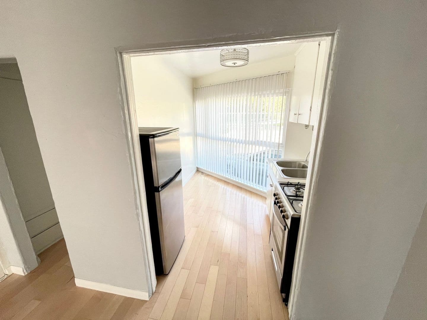 Beverly Hills Apartment: 485 S Roxbury Dr