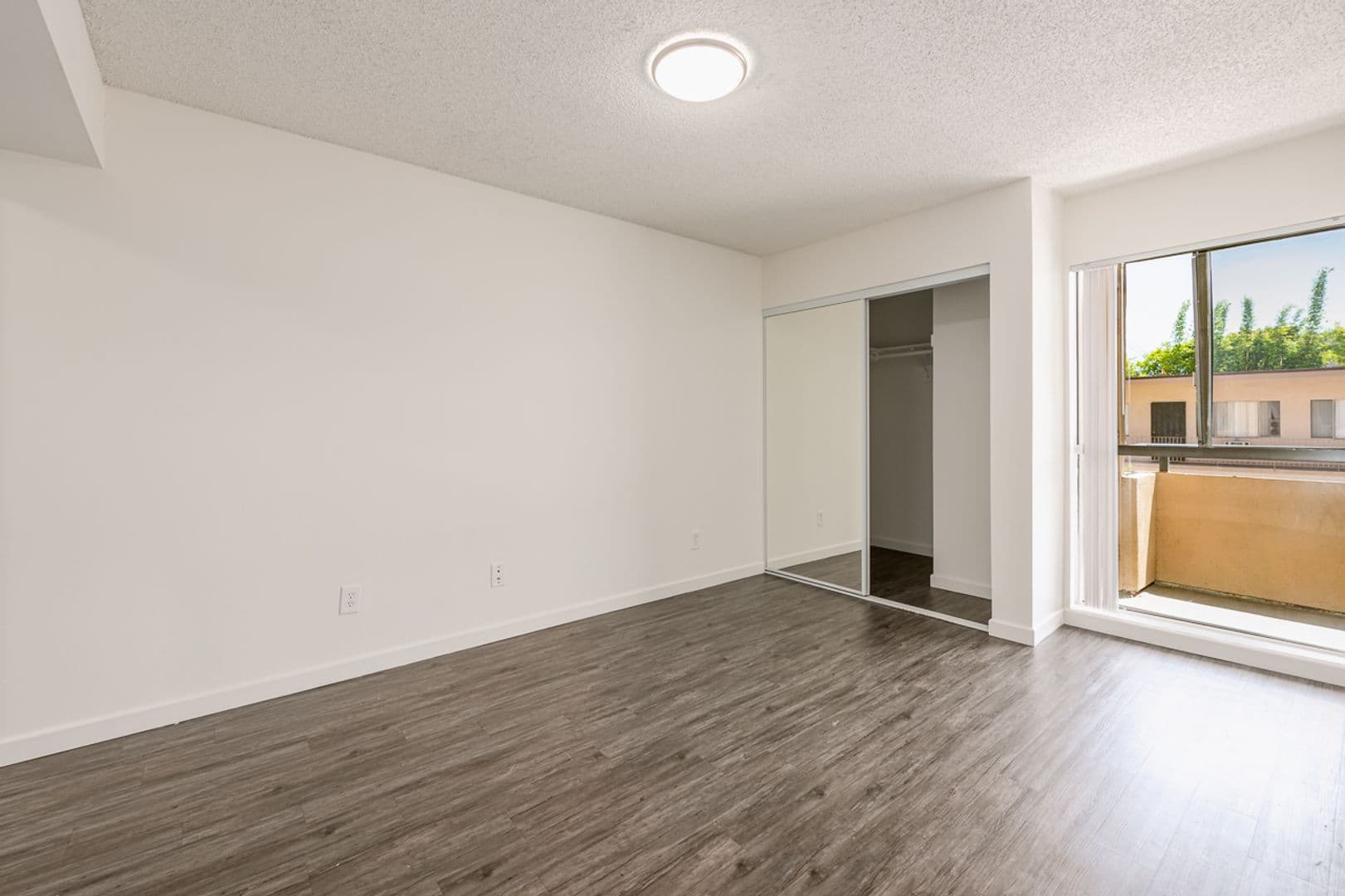 Burbank Apartment: 1725 Grismer Ave