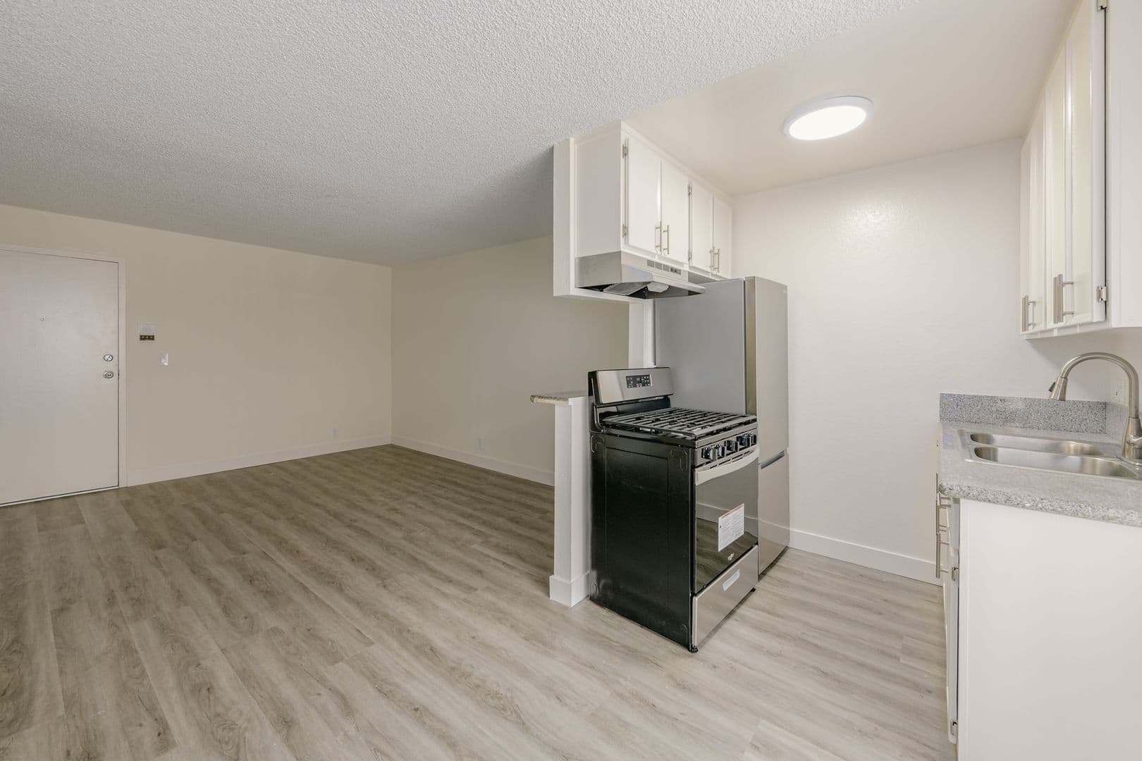 Van Nuys Apartment: 6861 Sepulveda Blvd