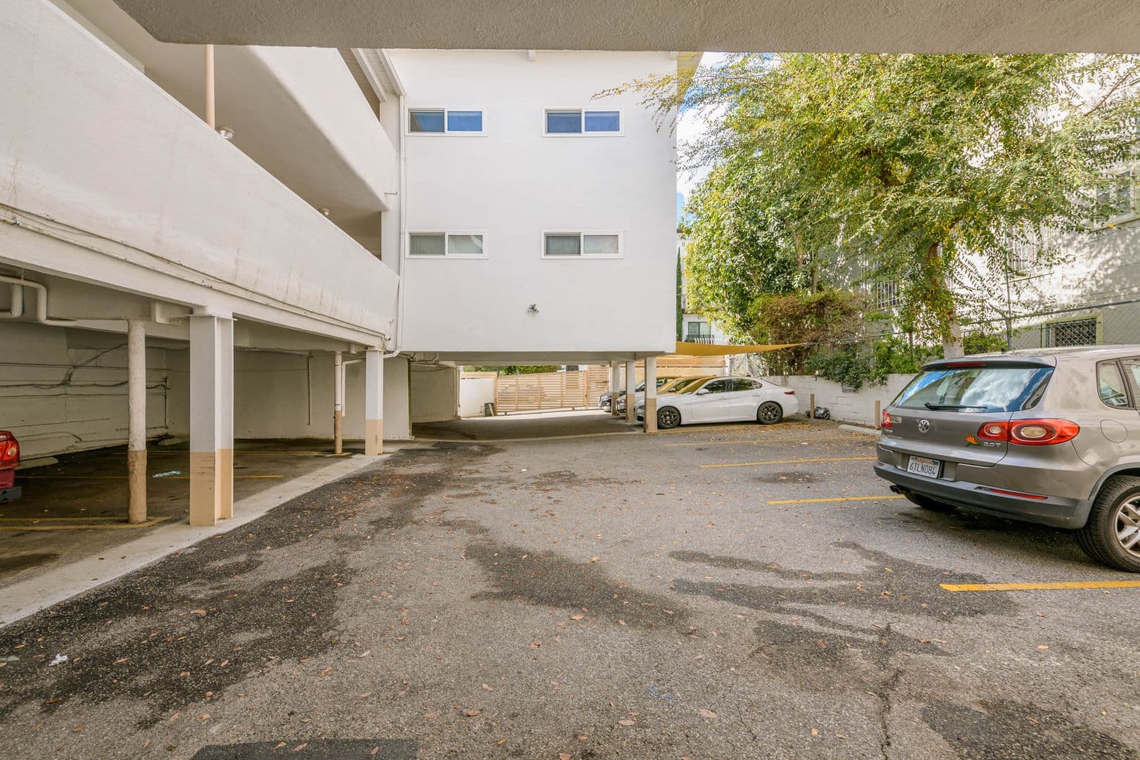 Los Angeles Apartment: 6871 Franklin Ave