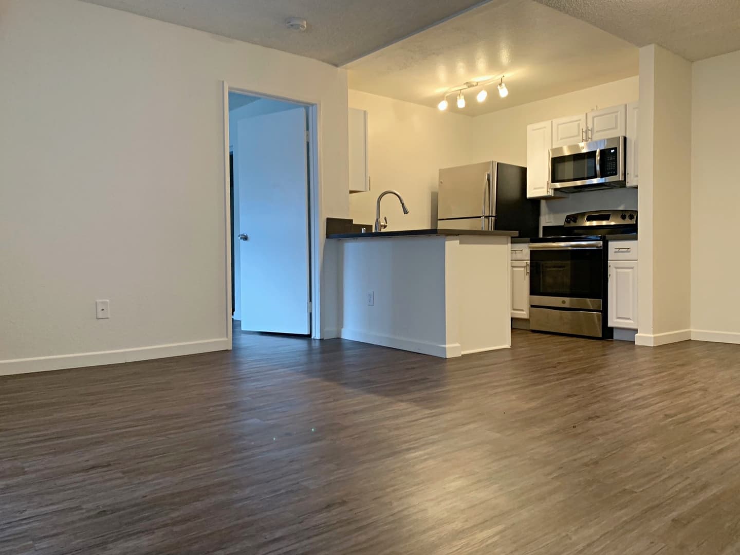 Los Angeles Apartment: 4124 Eagle Rock Blvd