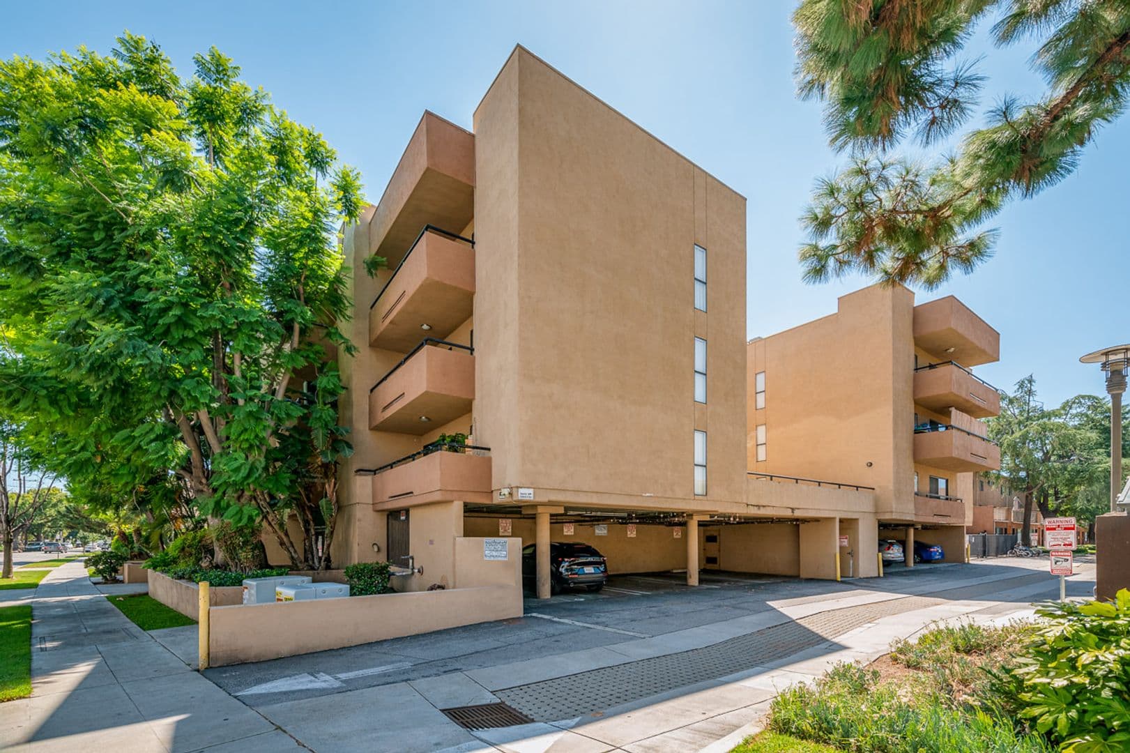 Burbank Apartment: 1725 Grismer Ave