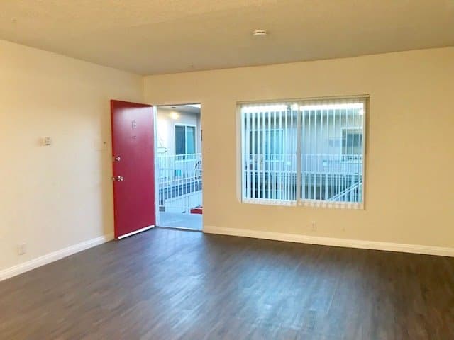 Hawthorne Apartment: 4050 W El Segundo Blvd