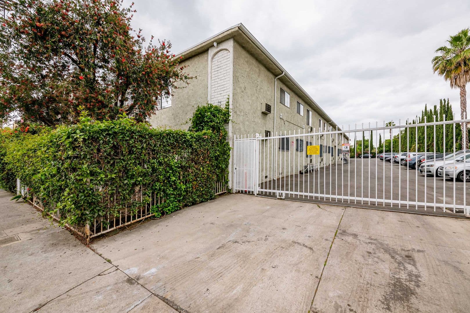 Van Nuys Apartment: 6861 Sepulveda Blvd
