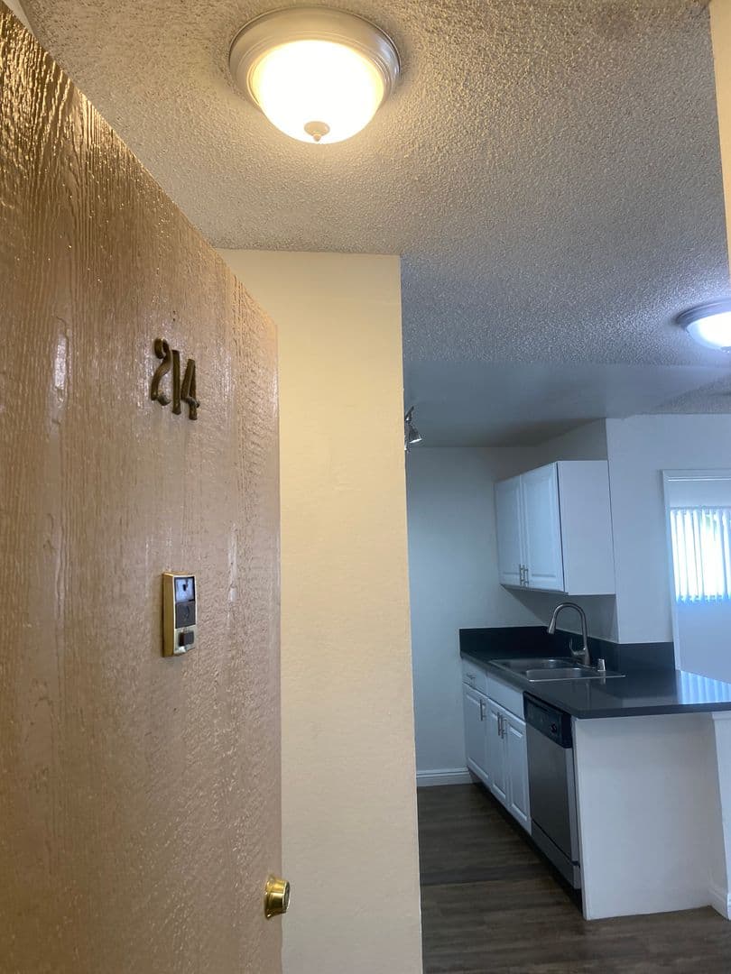 Los Angeles Apartment: 4124 Eagle Rock Blvd