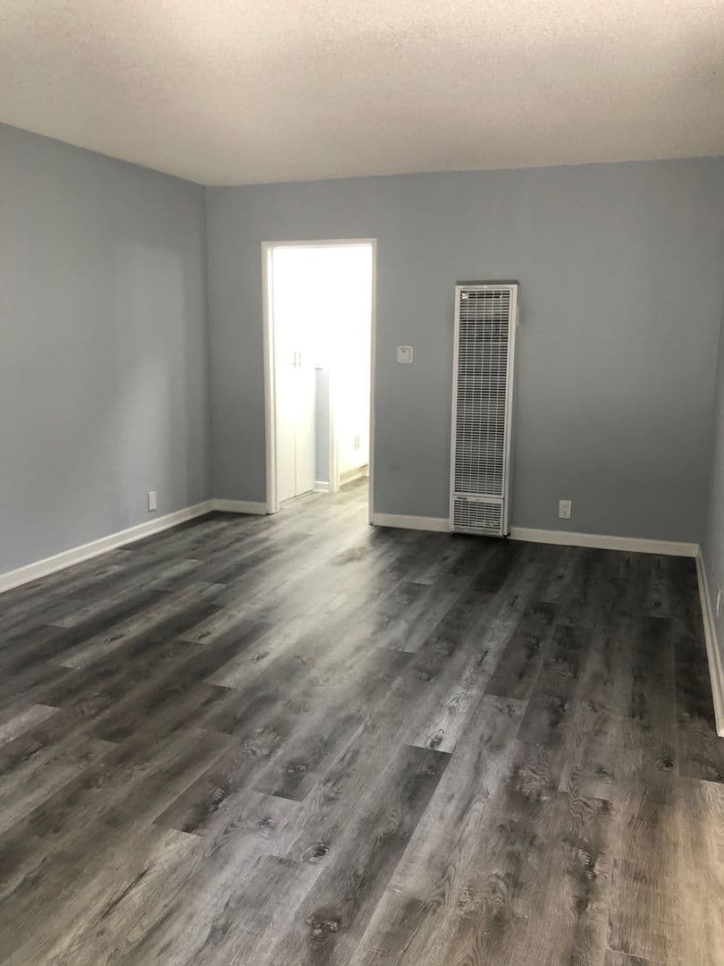 Los Angeles Apartment: 4847 W. Slauson Ave