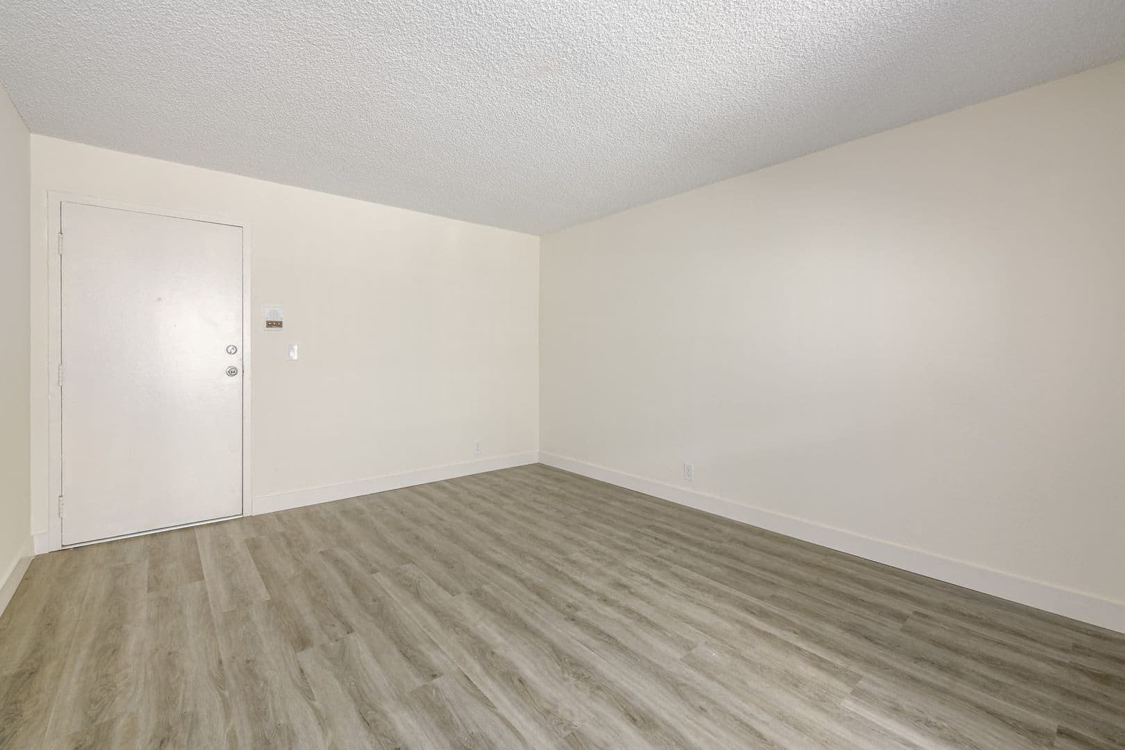 Van Nuys Apartment: 6861 Sepulveda Blvd
