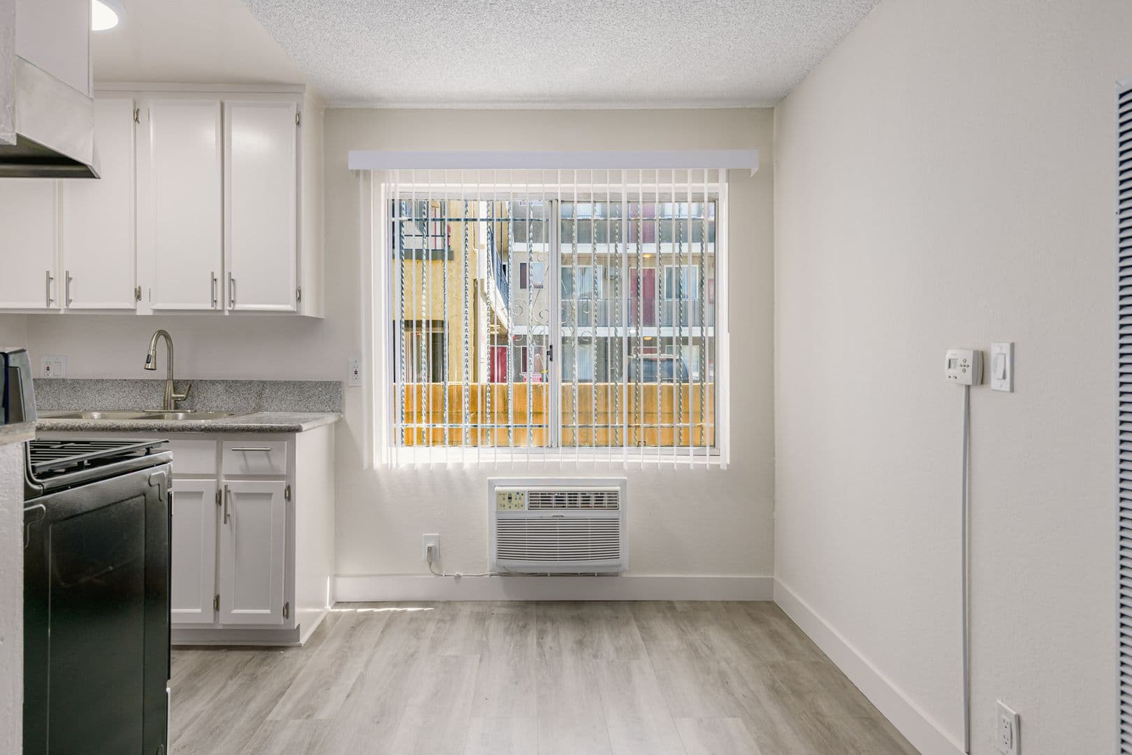Van Nuys Apartment: 6861 Sepulveda Blvd