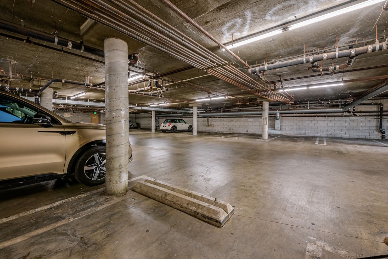 Burbank Apartment: 1725 Grismer Ave