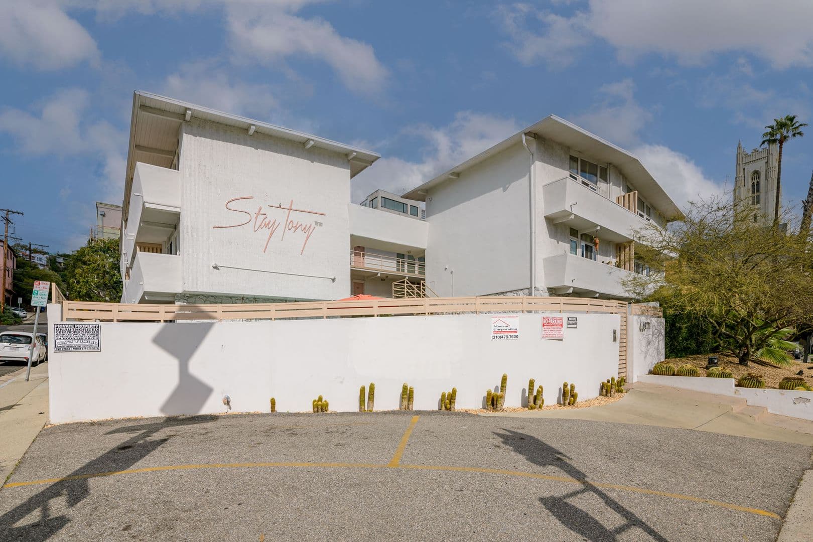 Los Angeles Apartment: 6871 Franklin Ave
