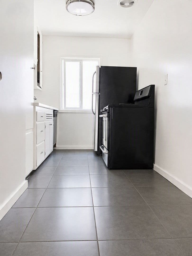 Los Angeles Apartment: 1851 Winona Blvd (Chatelet)