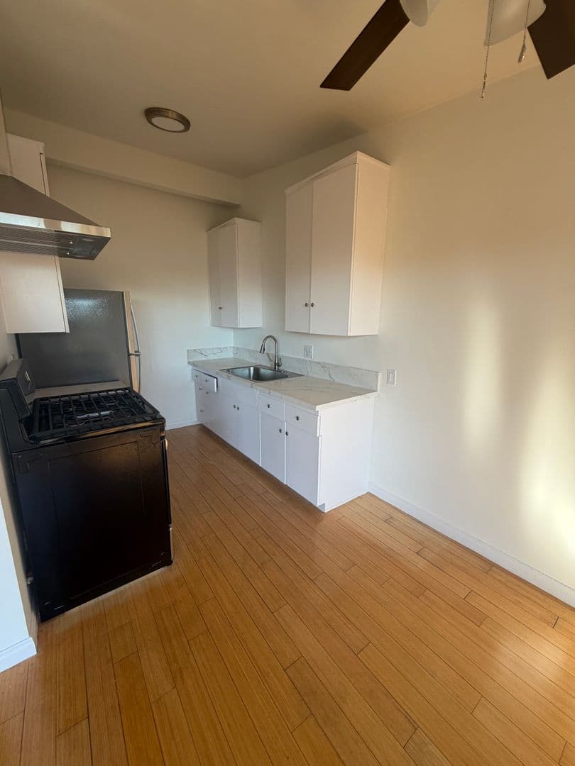West Hollywood Apartment: 1326 N Flores Street