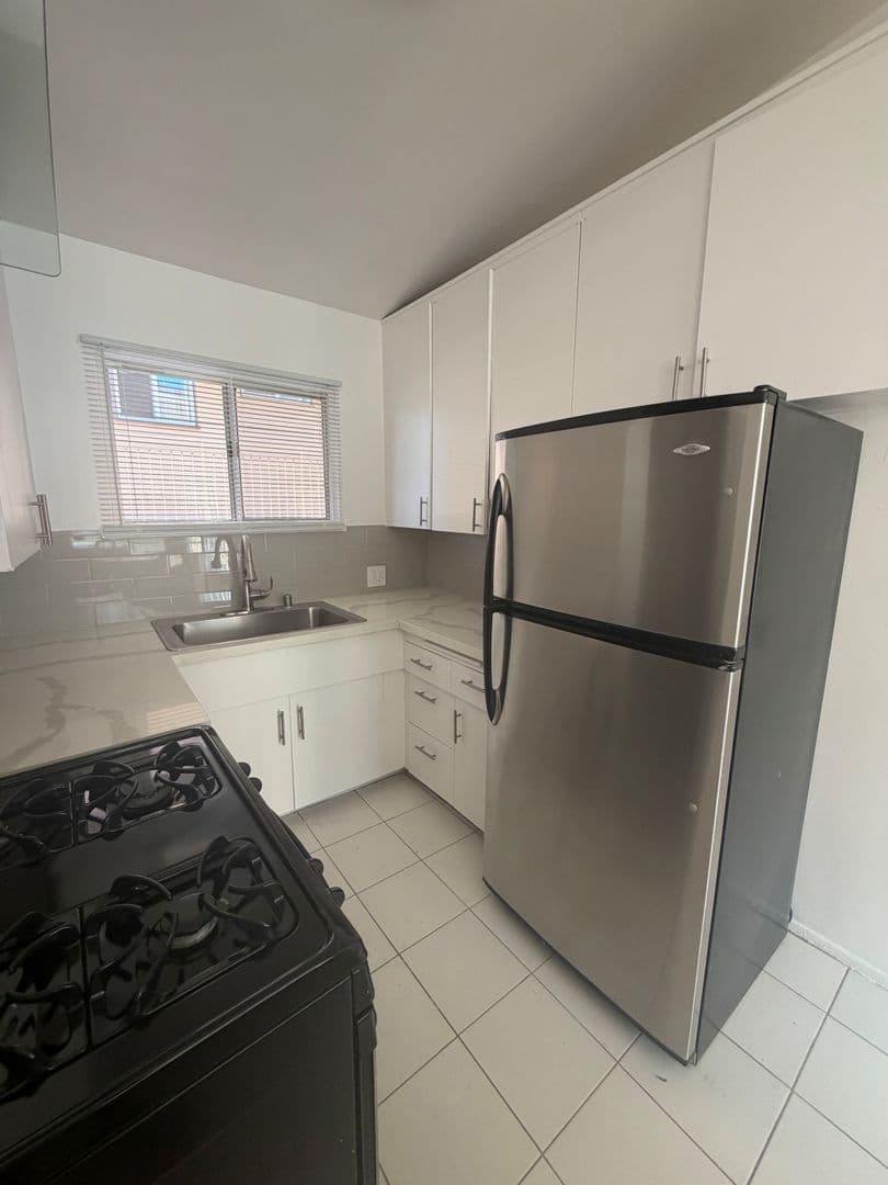 West Hollywood Apartment: 1326 N Flores Street