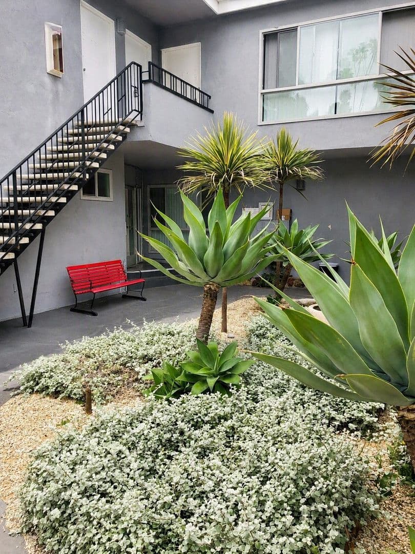 Los Angeles Apartment: 1851 Winona Blvd (Chatelet)