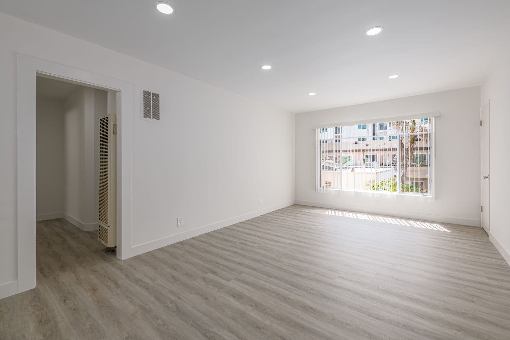 Los Angeles Apartment: 1339 S Ogden Dr