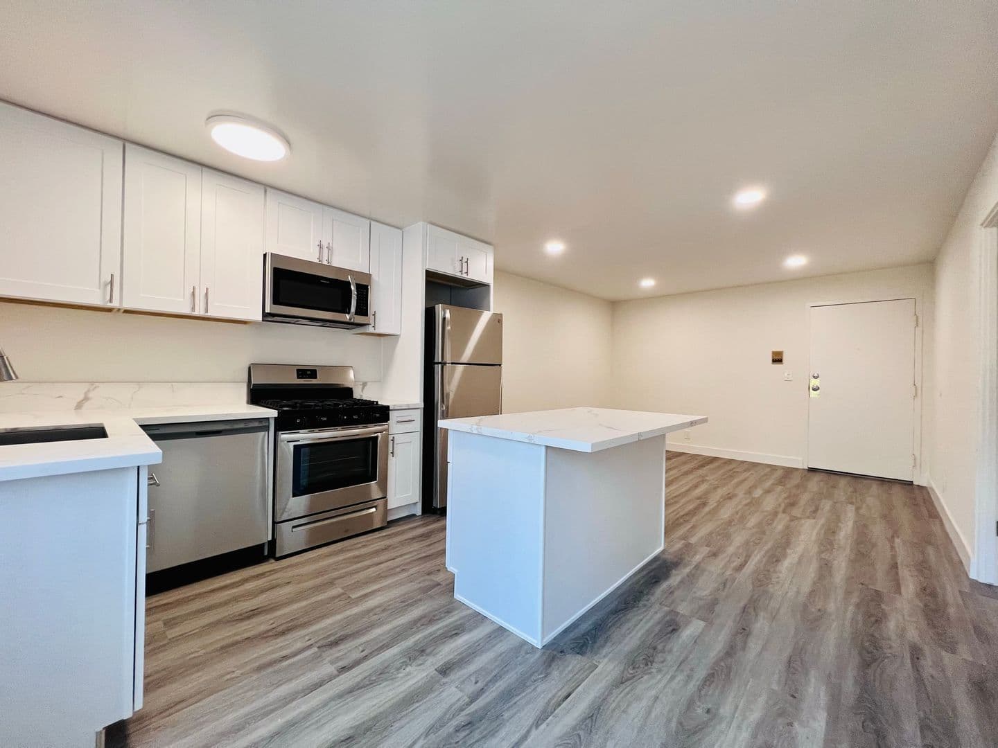 Van Nuys Apartment: 6861 Sepulveda Blvd