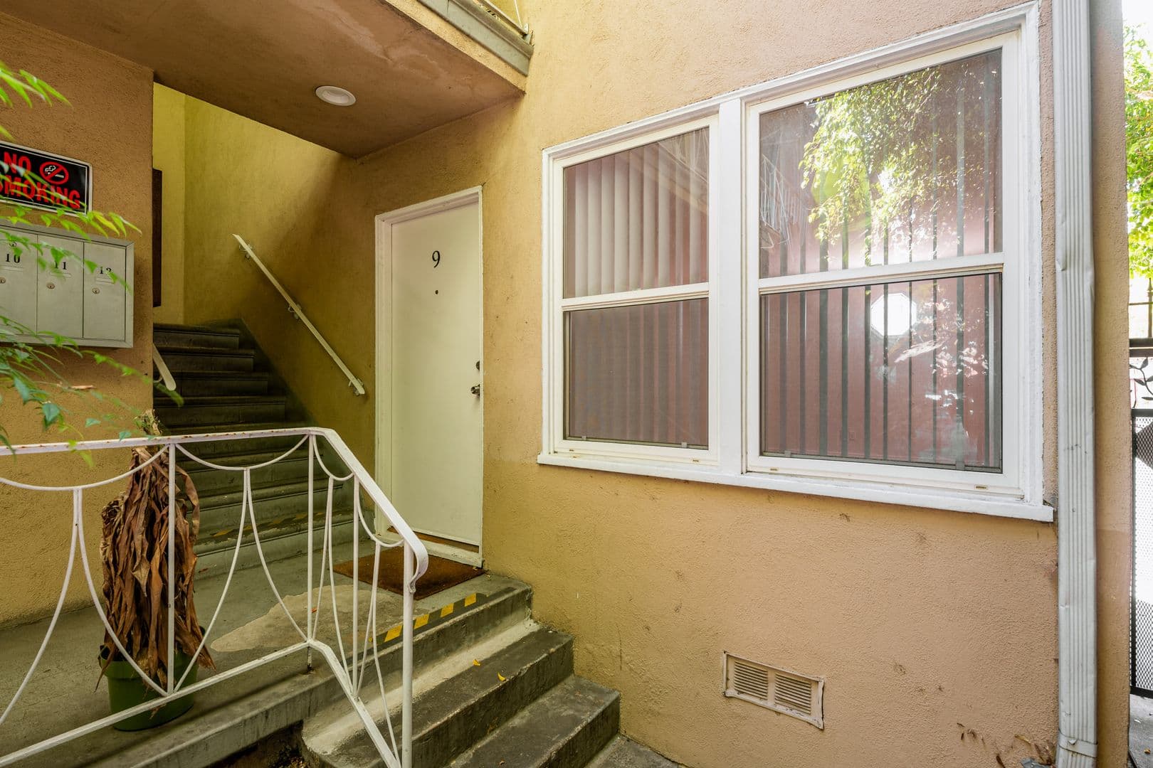 Los Angeles Apartment: 2001 N Beachwood Dr
