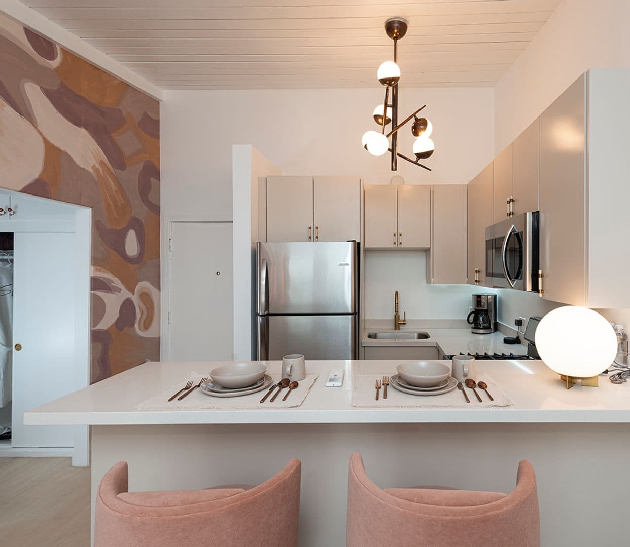 Los Angeles Apartment: 6871 Franklin Ave