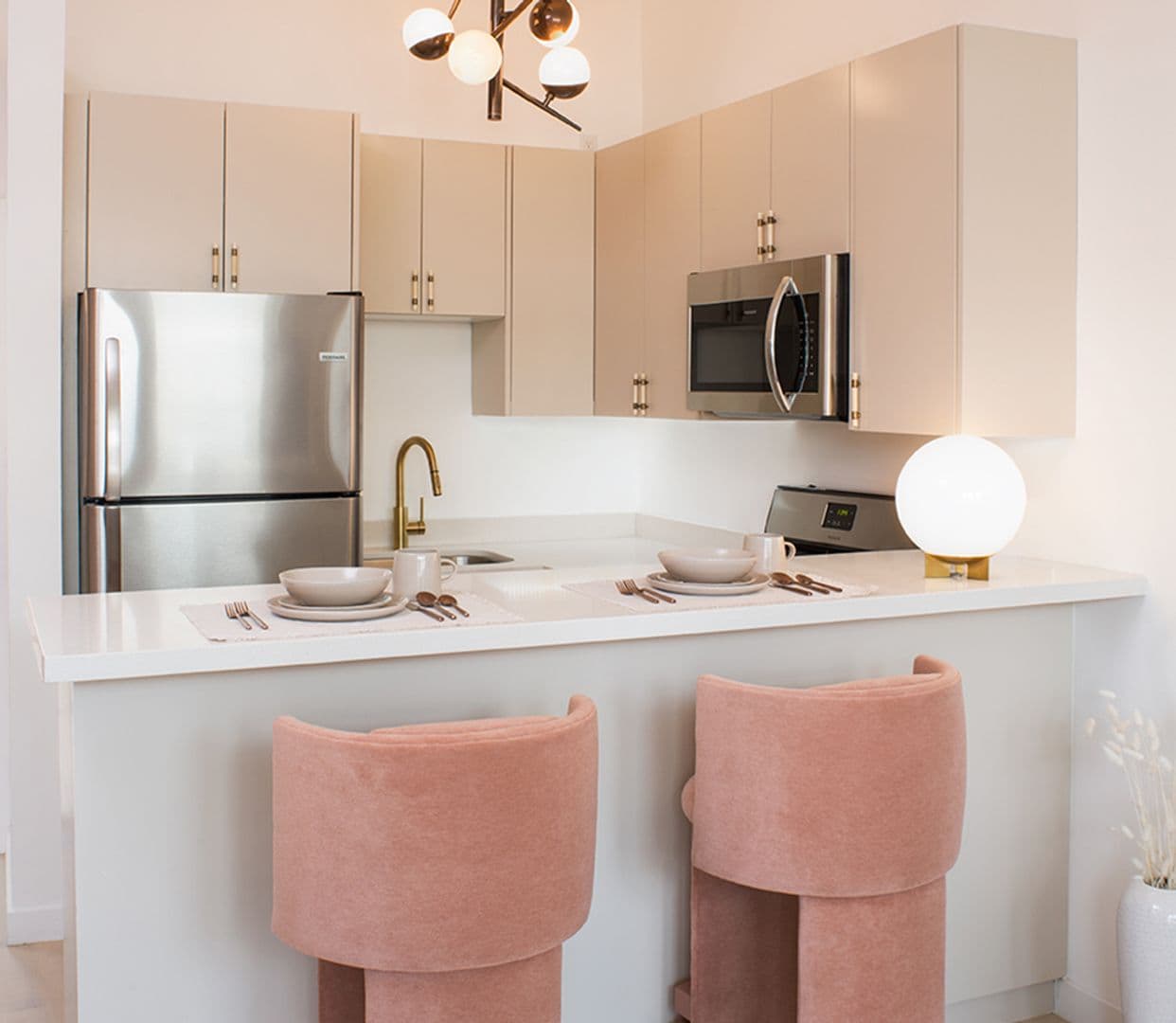 Los Angeles Apartment: 6871 Franklin Ave