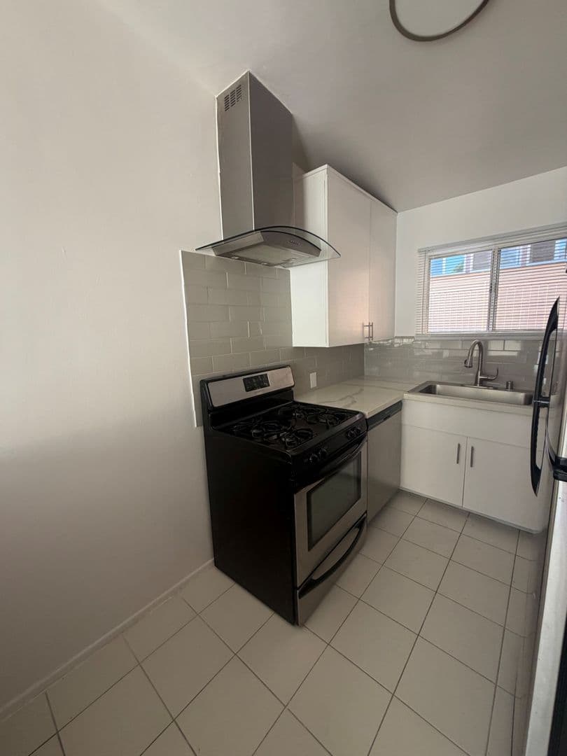 West Hollywood Apartment: 1326 N Flores Street