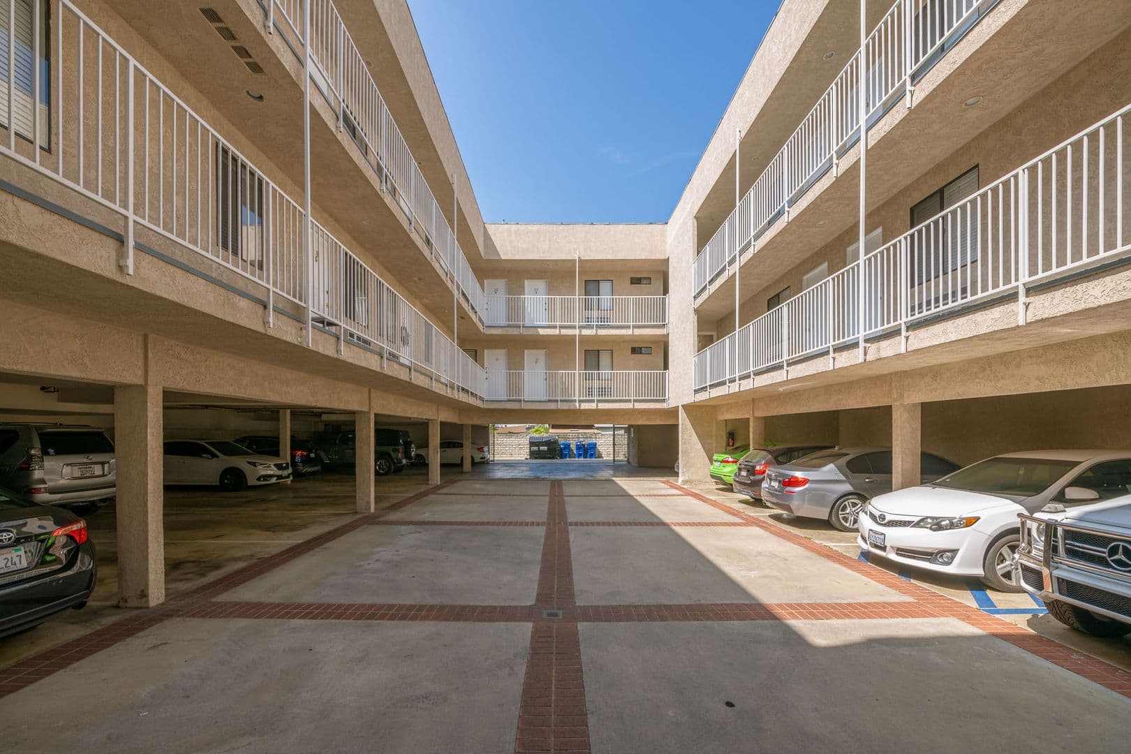 Los Angeles Apartment: 1535 N Kenmore Ave