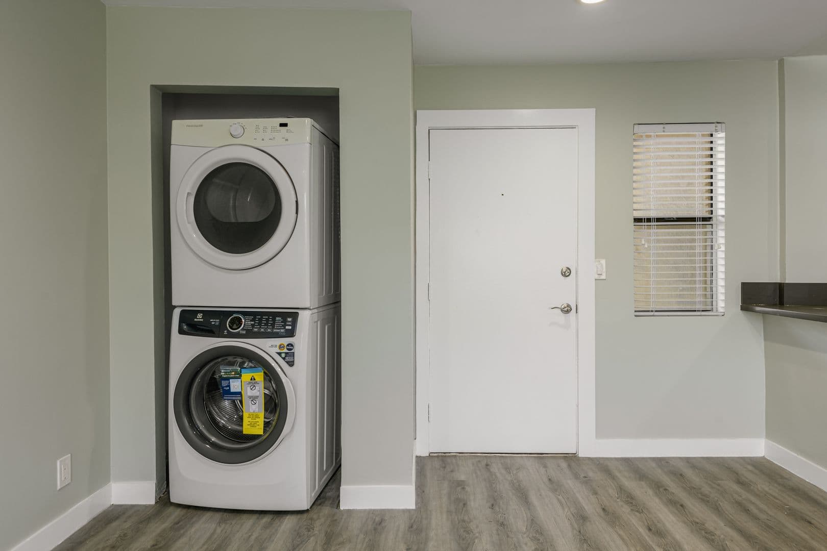 Los Angeles Apartment: 1535 N Kenmore Ave