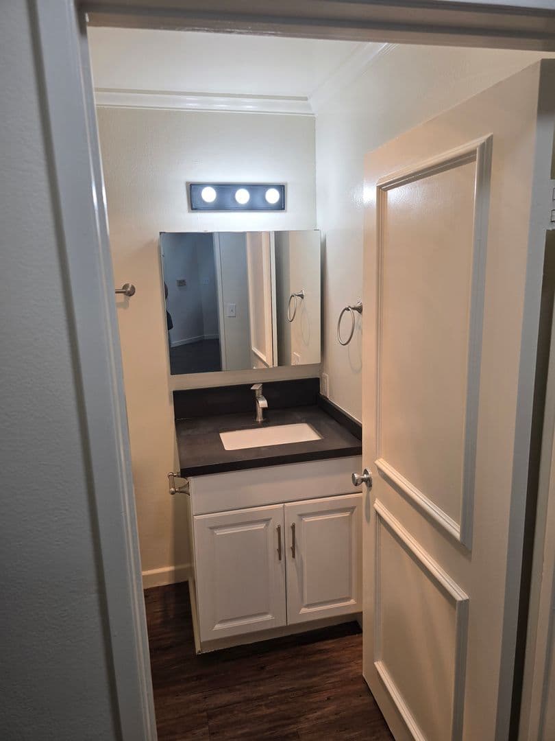 Los Angeles Apartment: 9801 Tabor Street