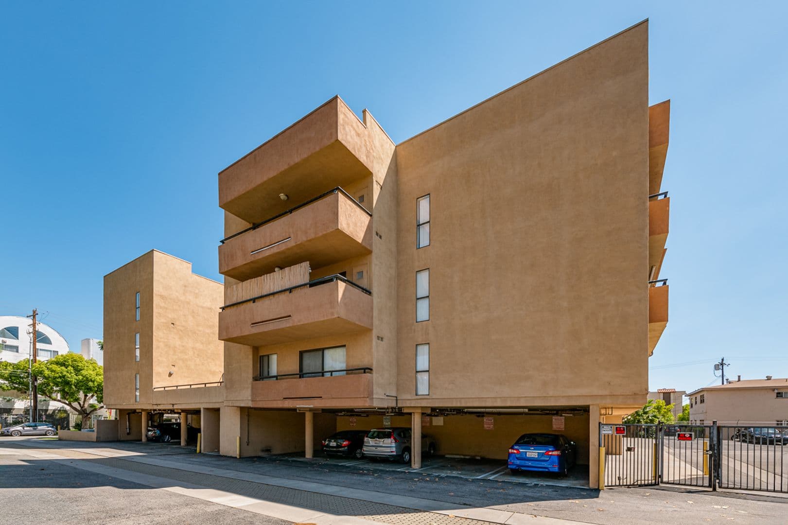 Burbank Apartment: 1725 Grismer Ave