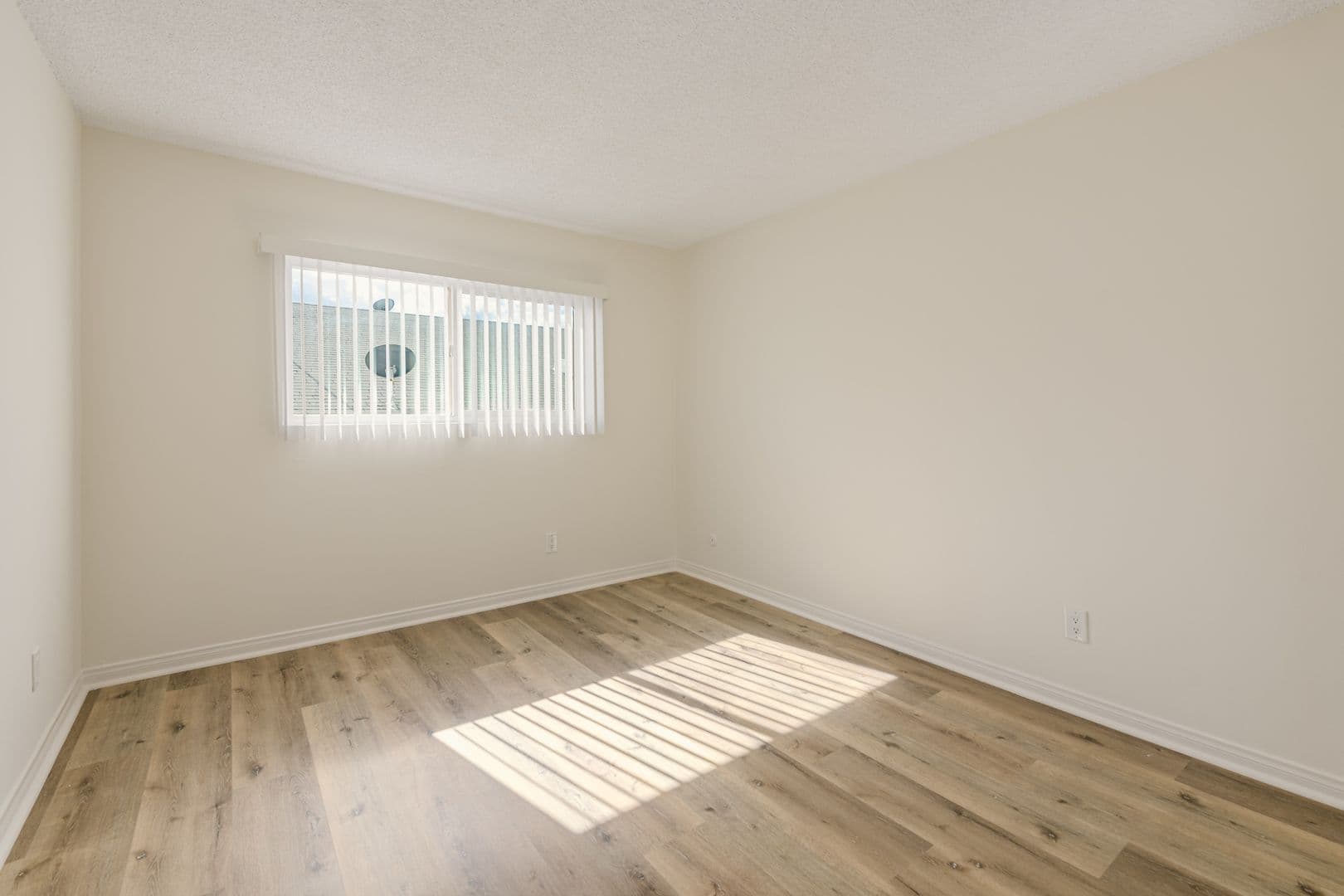Los Angeles Apartment: 1847 Winona Blvd