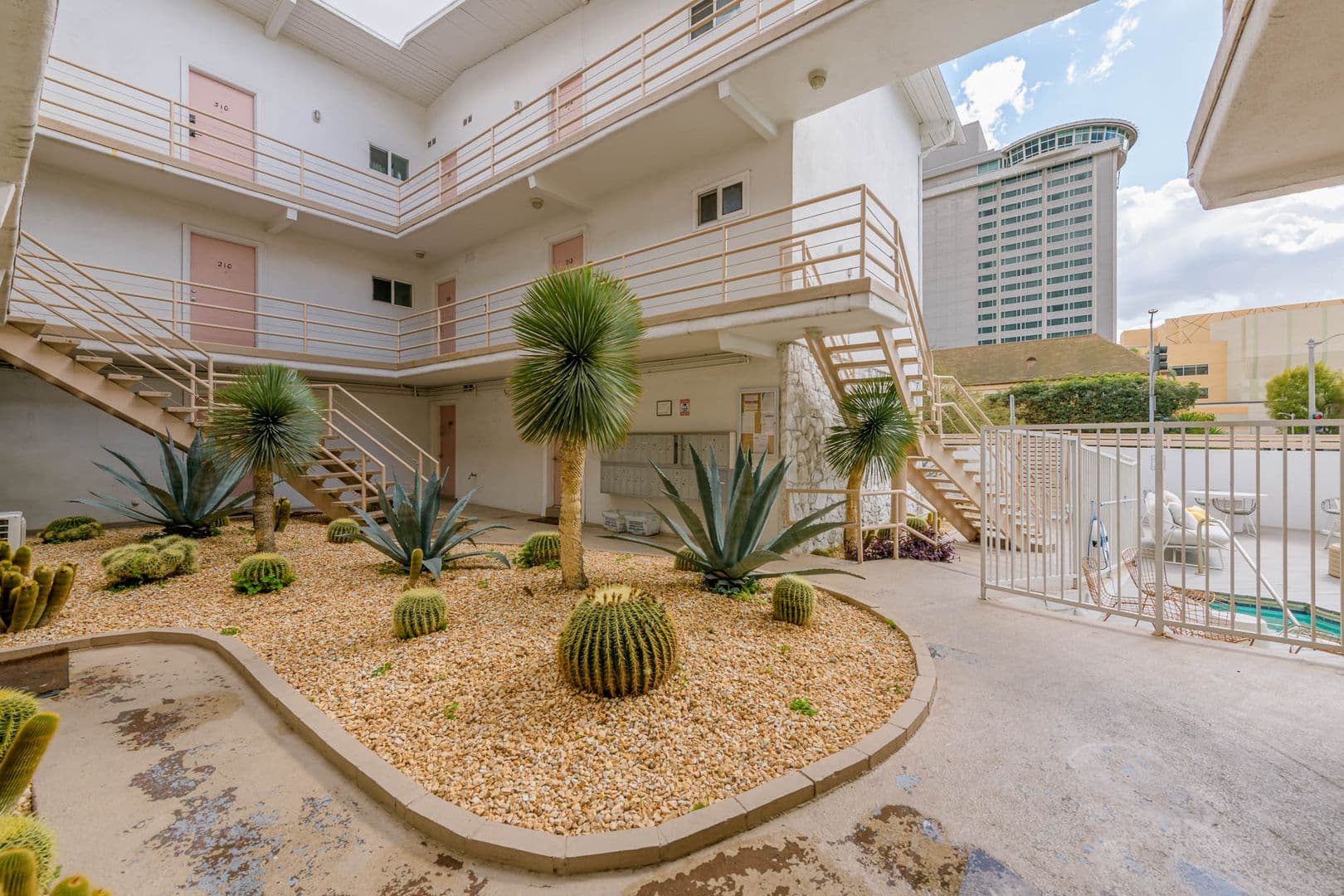 Los Angeles Apartment: 6871 Franklin Ave