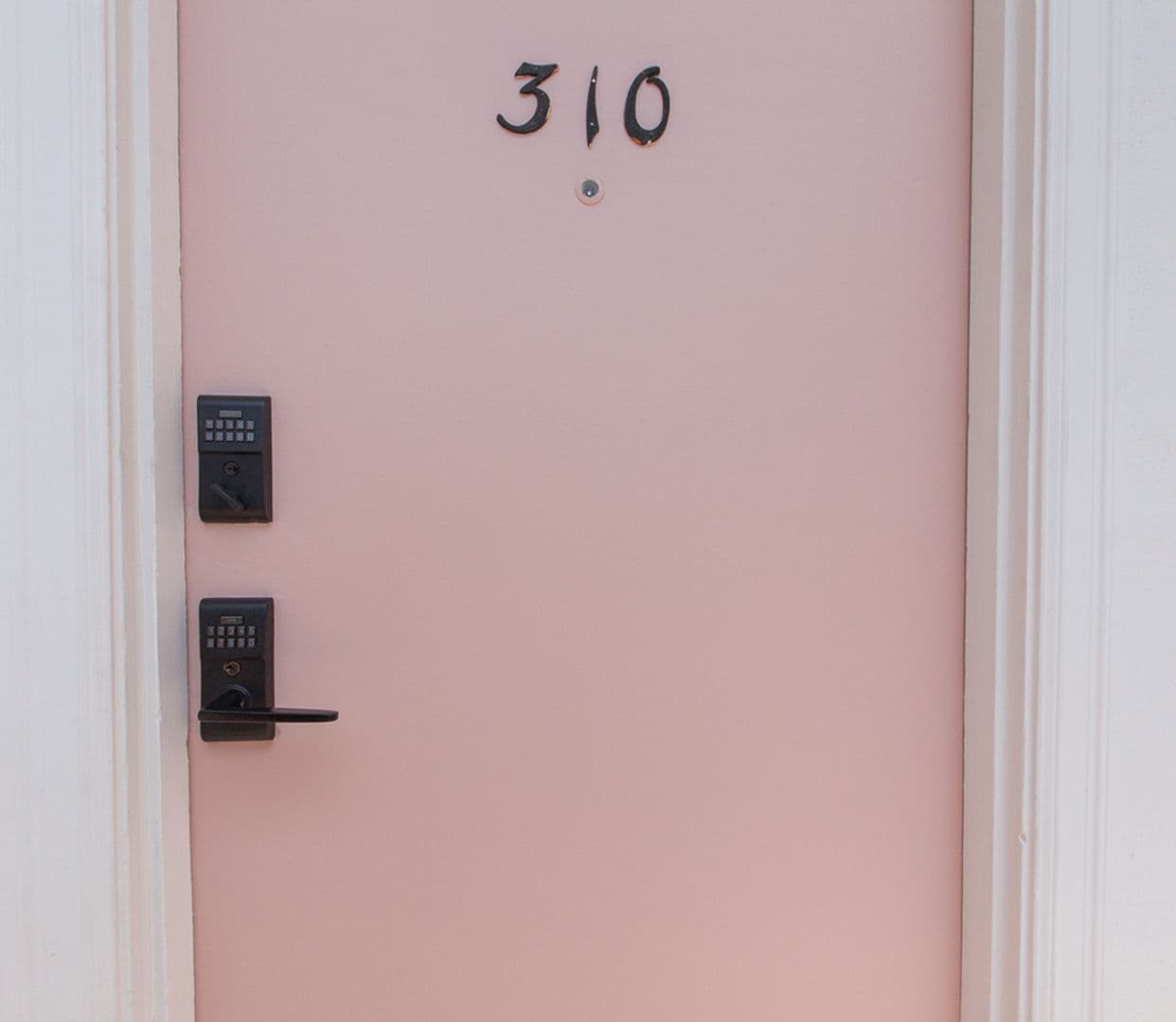 Los Angeles Apartment: 6871 Franklin Ave