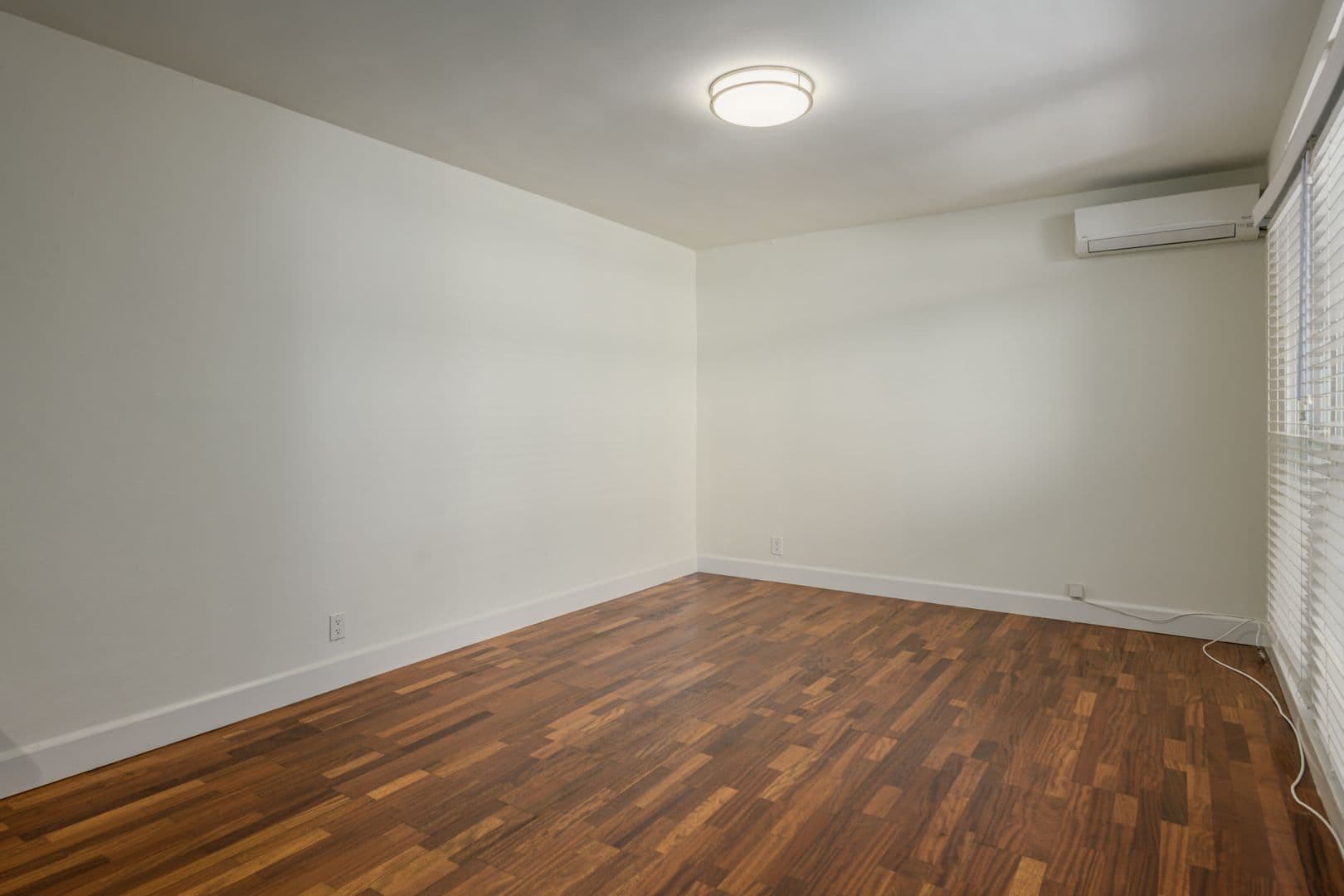 Los Angeles Apartment: 6871 Franklin Ave