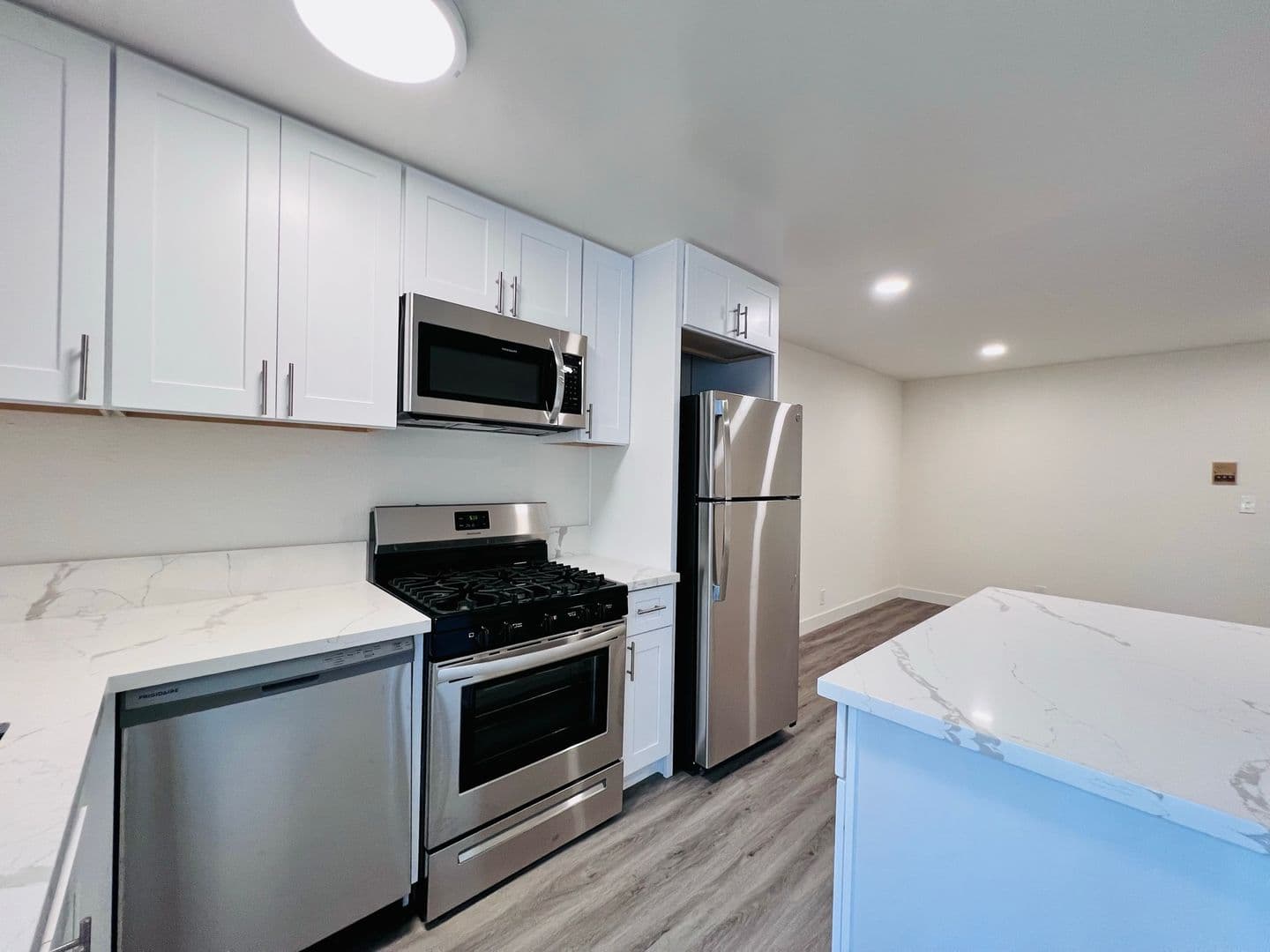 Van Nuys Apartment: 6861 Sepulveda Blvd
