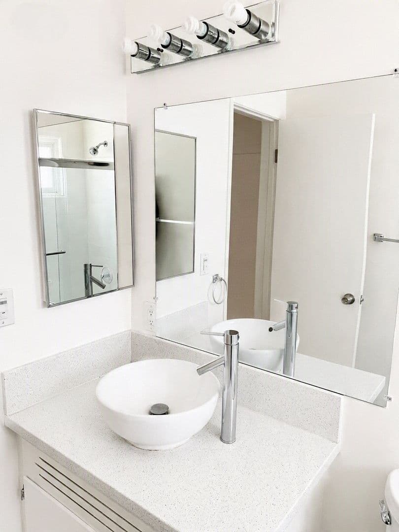 Los Angeles Apartment: 1851 Winona Blvd (Chatelet)