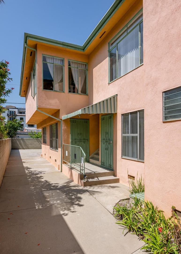Los Angeles Apartment: 1339 S Ogden Dr