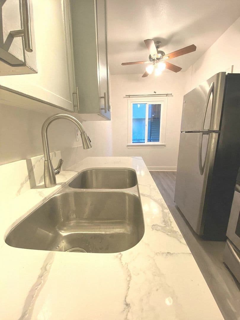 Los Angeles Apartment: 1623 N Mariposa Ave