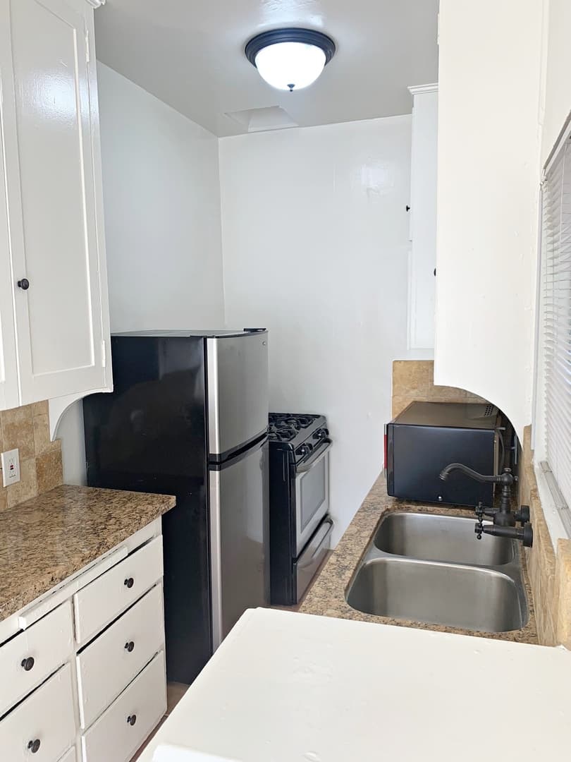 Los Angeles Apartment: 654 S Dunsmuir Ave