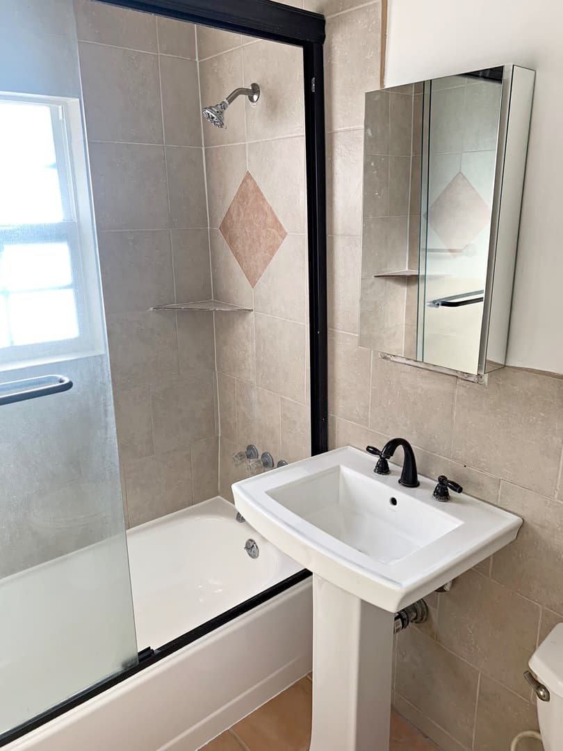 Los Angeles Apartment: 654 S Dunsmuir Ave