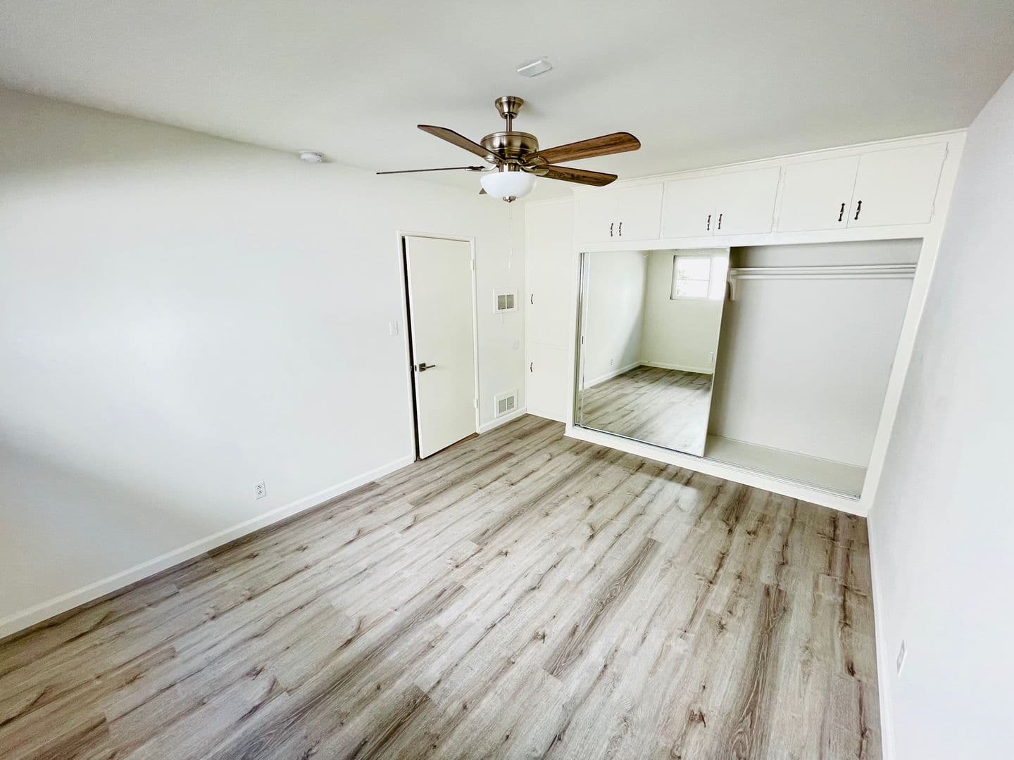 Los Angeles Apartment: 3721 Mentone Ave